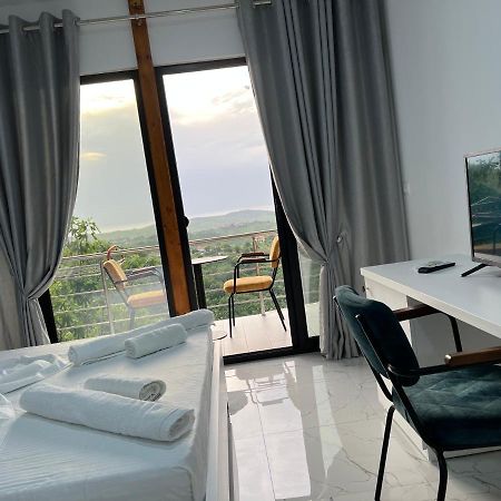 Restorant Hotel Xheni Durrës Exteriör bild