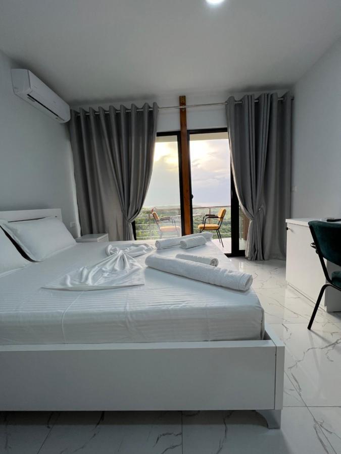 Restorant Hotel Xheni Durrës Exteriör bild