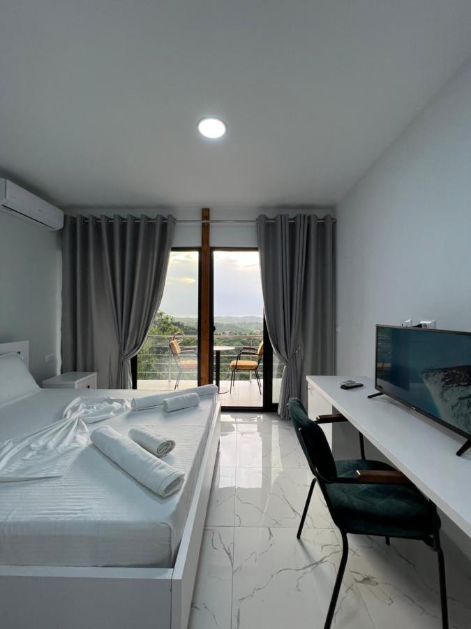 Restorant Hotel Xheni Durrës Exteriör bild