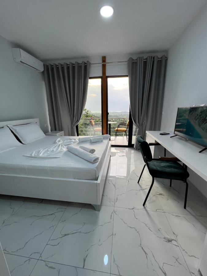 Restorant Hotel Xheni Durrës Exteriör bild